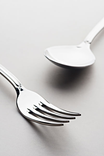 西餐刀叉 吃完_吃西餐时,刀叉的使用应当是_西餐刀叉怎么拿