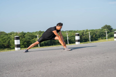 三角肌后束训练动作方法_股后肌群训练6种方法_后蹬腿跑训练方法