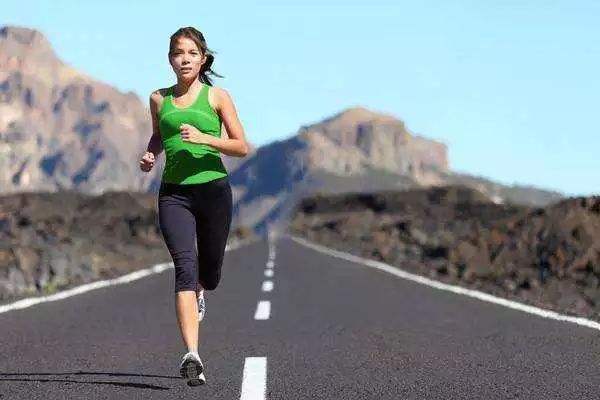 跑步瘦小腿的正确方法_跑步机的正确跑步方法_正确跑步呼吸方法视频