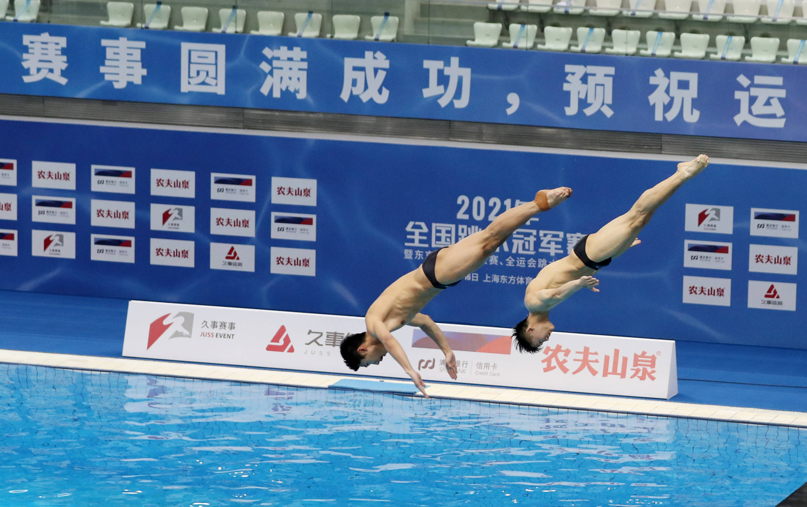 跳水姿势分几种_中国双人跳水新姿势_跳水运动员空中调整姿势的方法