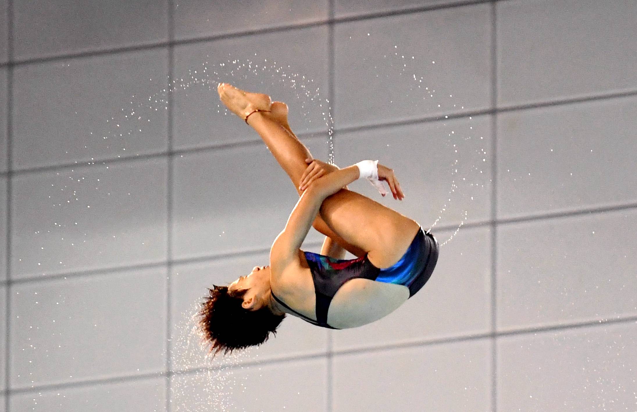 中国双人跳水新姿势_跳水动作姿势_跳水运动员空中调整姿势的方法