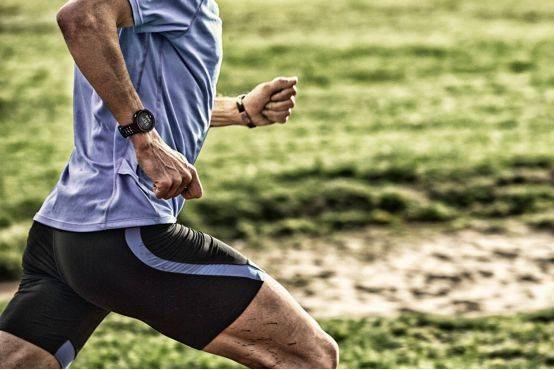 跑步正确的呼吸方法_400米跑步技巧 呼吸与摆臂_胖人跑步怎么调整呼吸