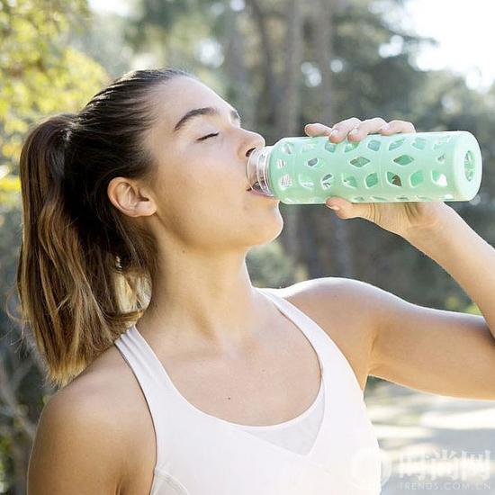 运动后为什么不能喝水_减肥 运动后 喝水_运动后多久可以大量喝水