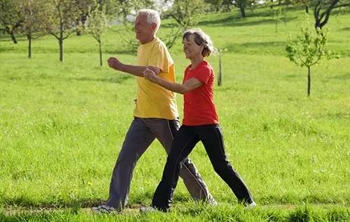运动中腹痛多数在中长跑时产生_运动中身体受到外伤时_长跑过量运动导致猝死
