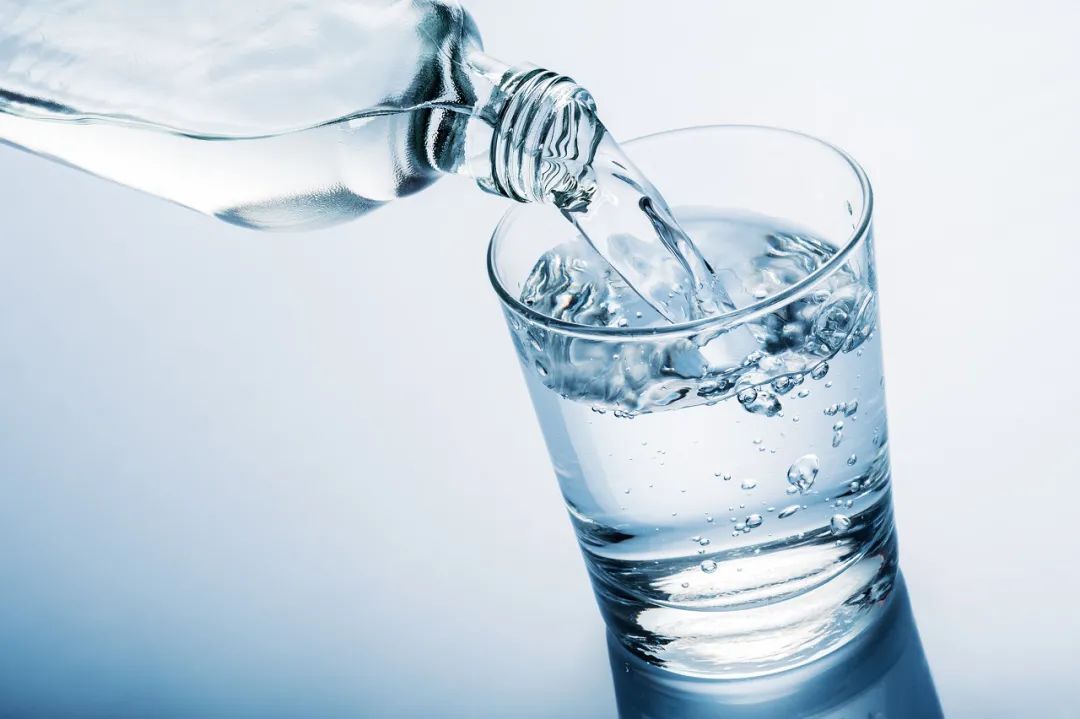 运动后多久喝水最正确_喝水后多久可以运动_喝水后多久可以做运动