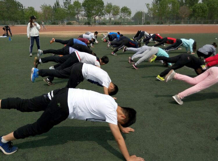 俯卧撑可以提高力量吗_如何锻炼下肢力量_通过体育锻炼女子的力量可以提高