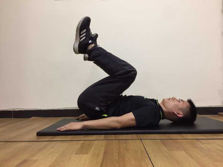 仰卧板腹肌板_仰卧板锻炼腹肌视频_比仰卧起坐更有效果的腹肌运动