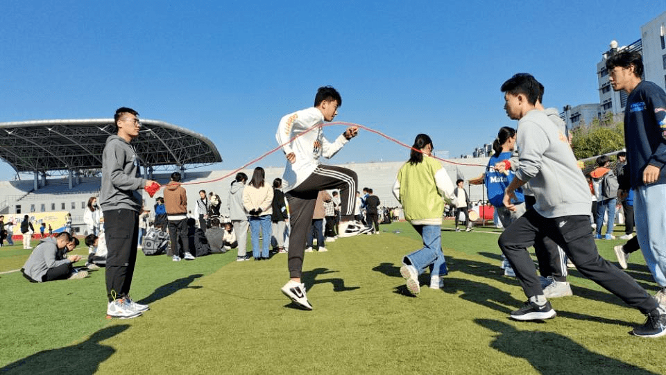 趣味运动快乐大脚技巧_趣味运动策划_学校趣味运动会图片