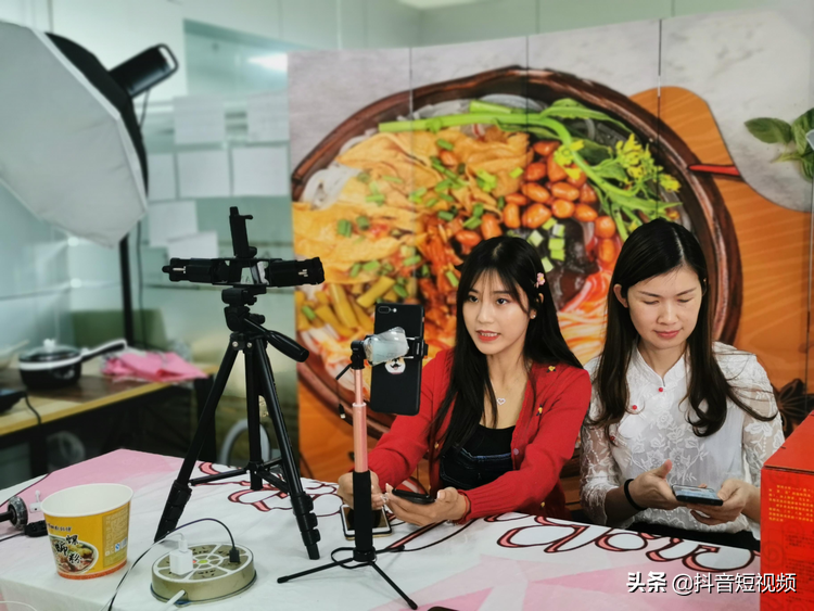 快手涨粉是真人吗_快手热门涨粉多少人开播好_快手涨粉主播是真的吗